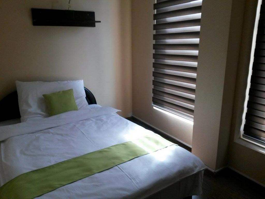 Abszolut Hotel Es Panzio Nyirbator Room photo